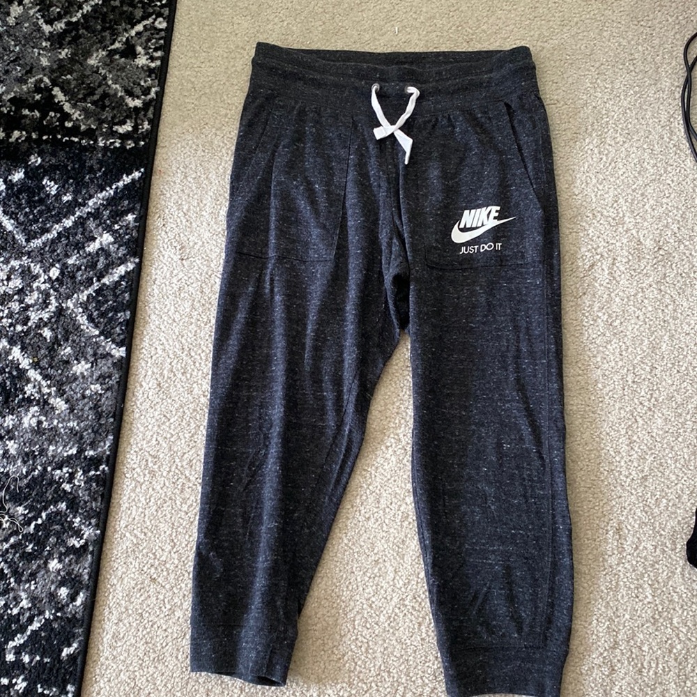 Nike cropped Jogger Pants. Marl Gray color. Size Small